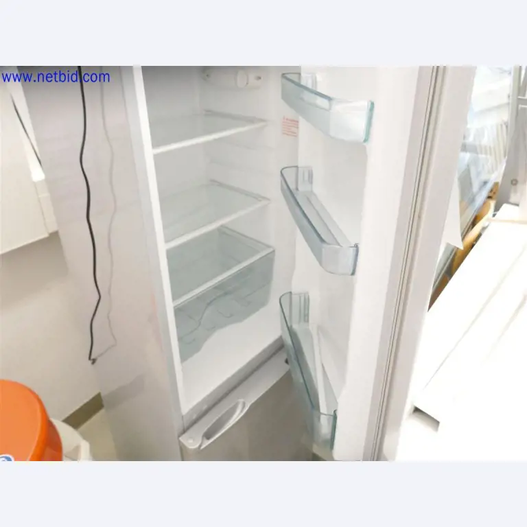 Dobře udržované a rozsáhlé laboratorní vybavení-4