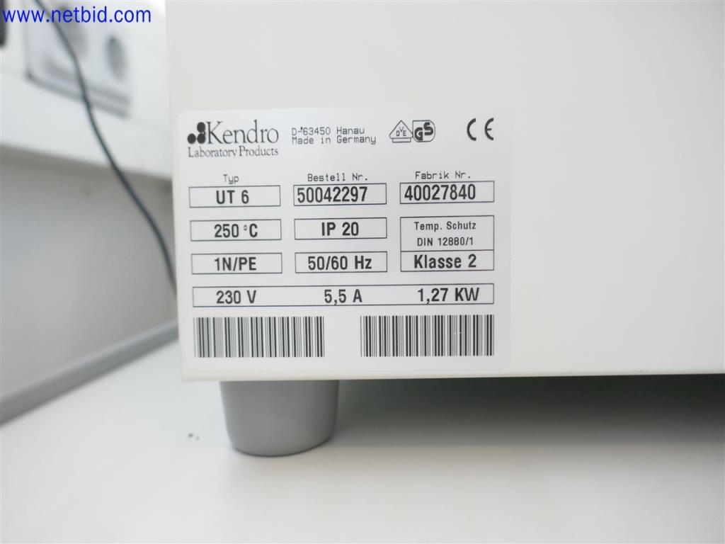 Dobře udržované a rozsáhlé laboratorní vybavení-2