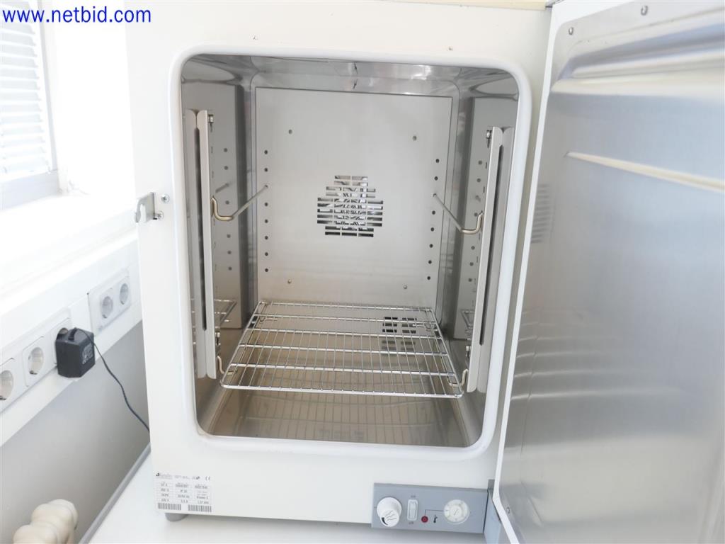 Dobře udržované a rozsáhlé laboratorní vybavení-3