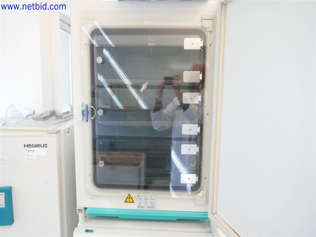 Gepflegte und umfangreiche Laborausstattung -3