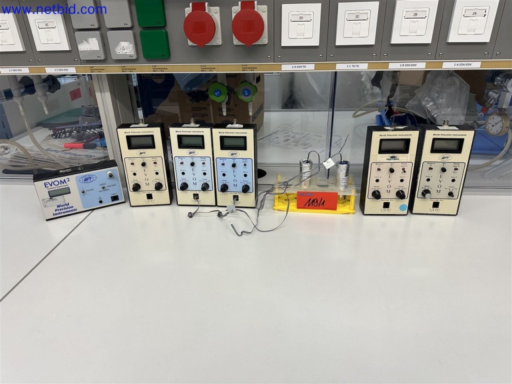 Dobře udržované a rozsáhlé laboratorní vybavení-1