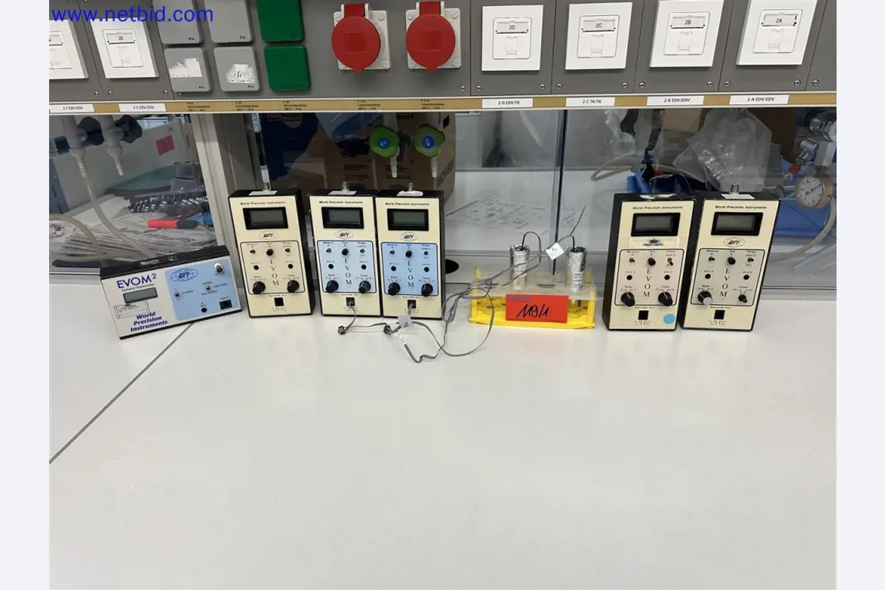 Equipos de laboratorio amplios y en buen estado-1