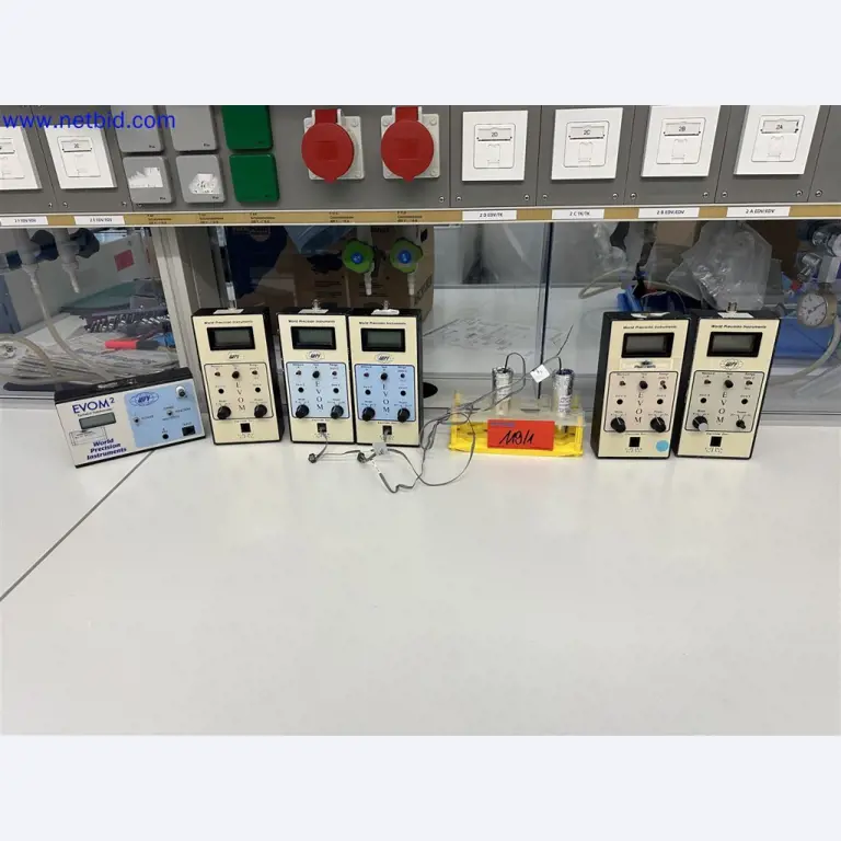 Equipos de laboratorio amplios y en buen estado-1