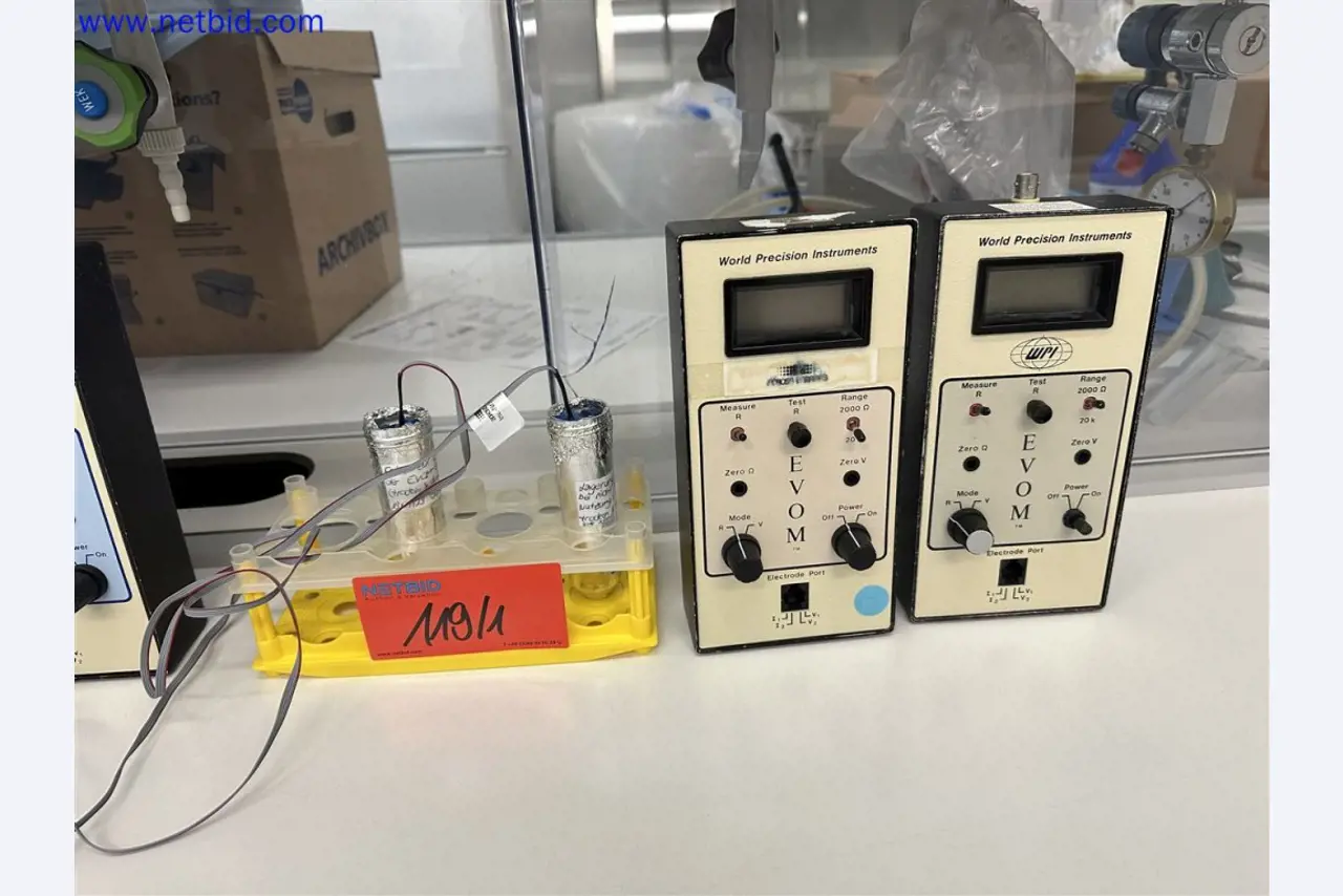 Equipos de laboratorio amplios y en buen estado-2