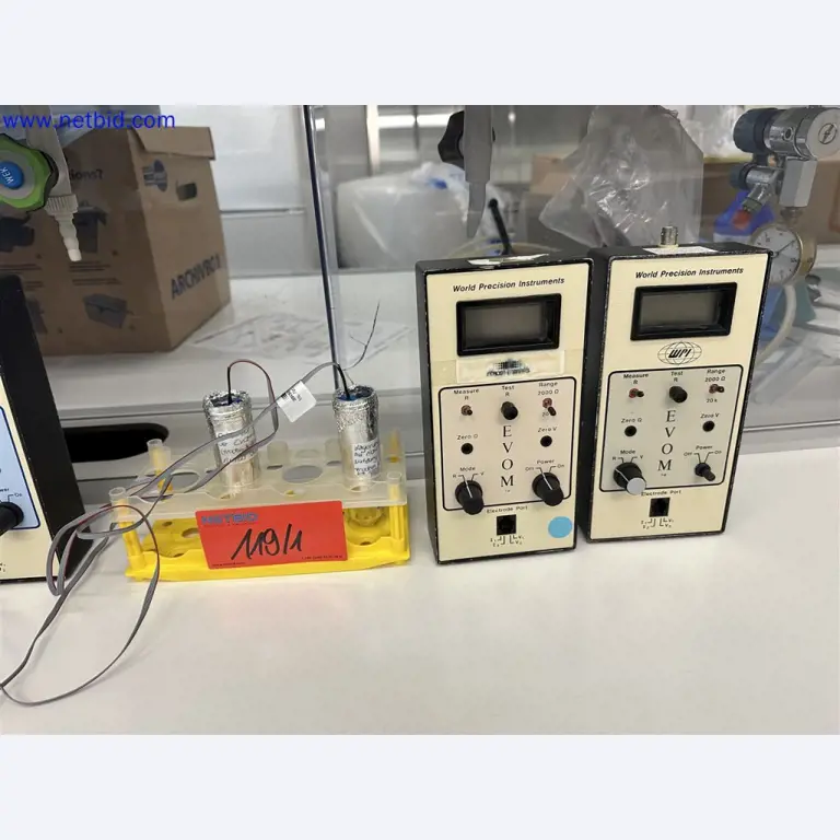Equipos de laboratorio amplios y en buen estado-2