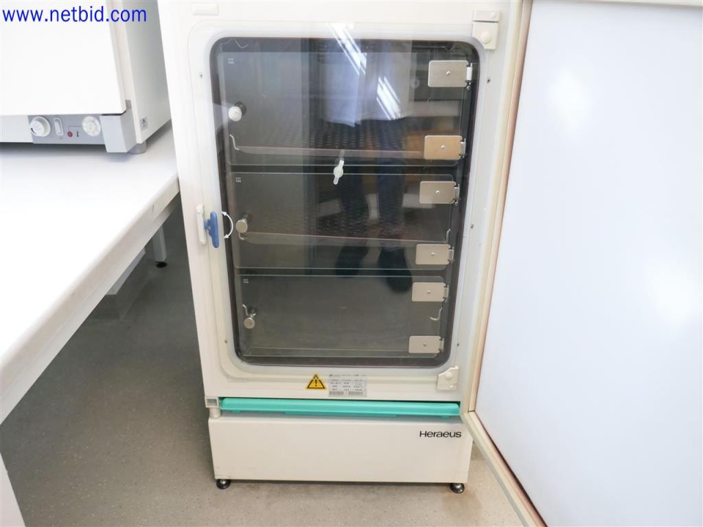 Equipos de laboratorio amplios y en buen estado-2