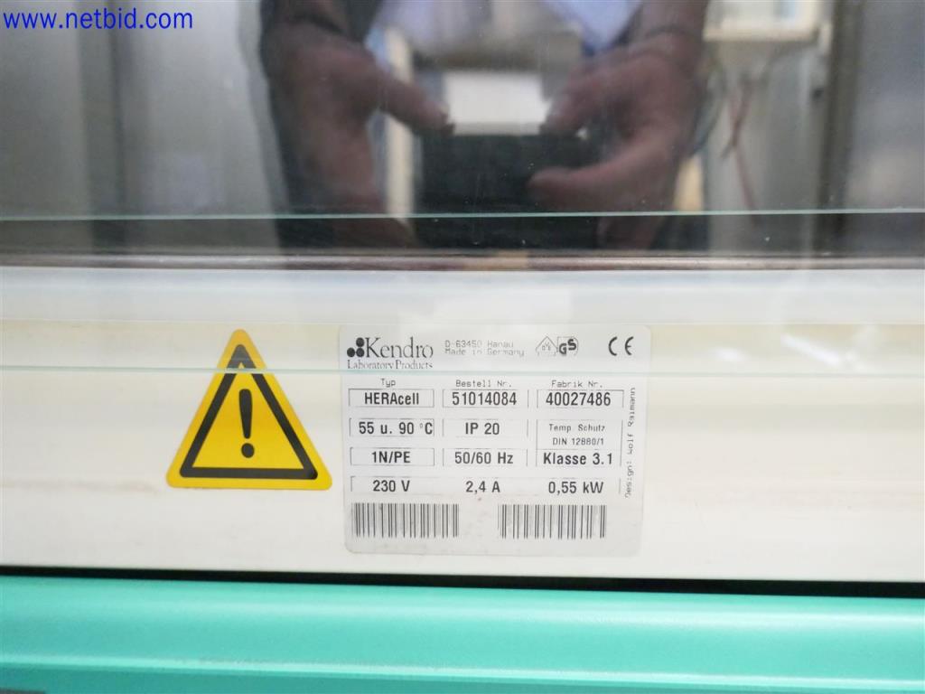 Equipos de laboratorio amplios y en buen estado-3