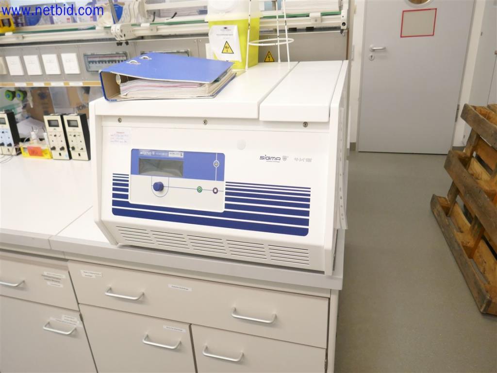 Equipos de laboratorio amplios y en buen estado-1