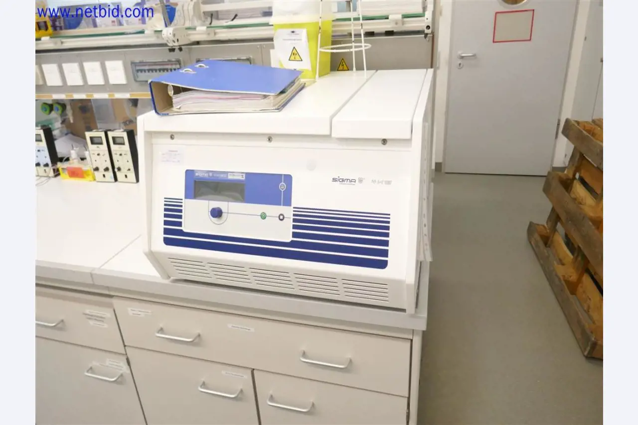 Equipos de laboratorio amplios y en buen estado-1