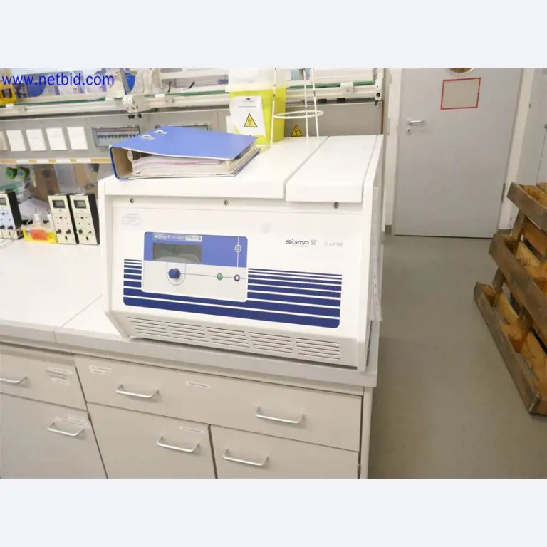 Equipos de laboratorio amplios y en buen estado-1