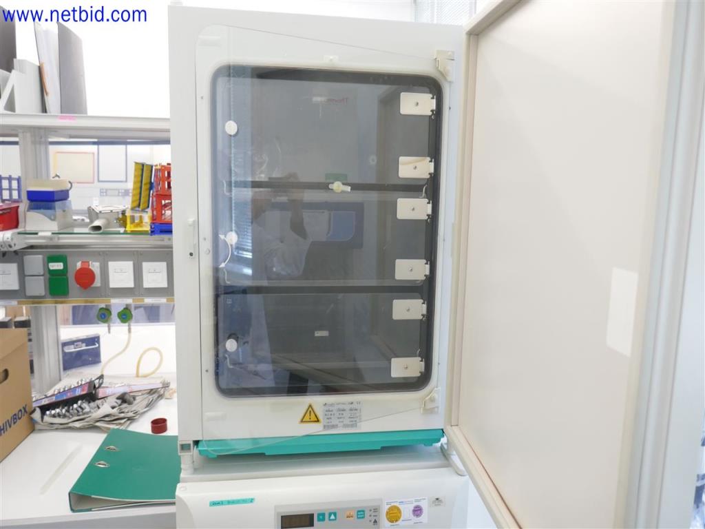 Equipos de laboratorio amplios y en buen estado-2