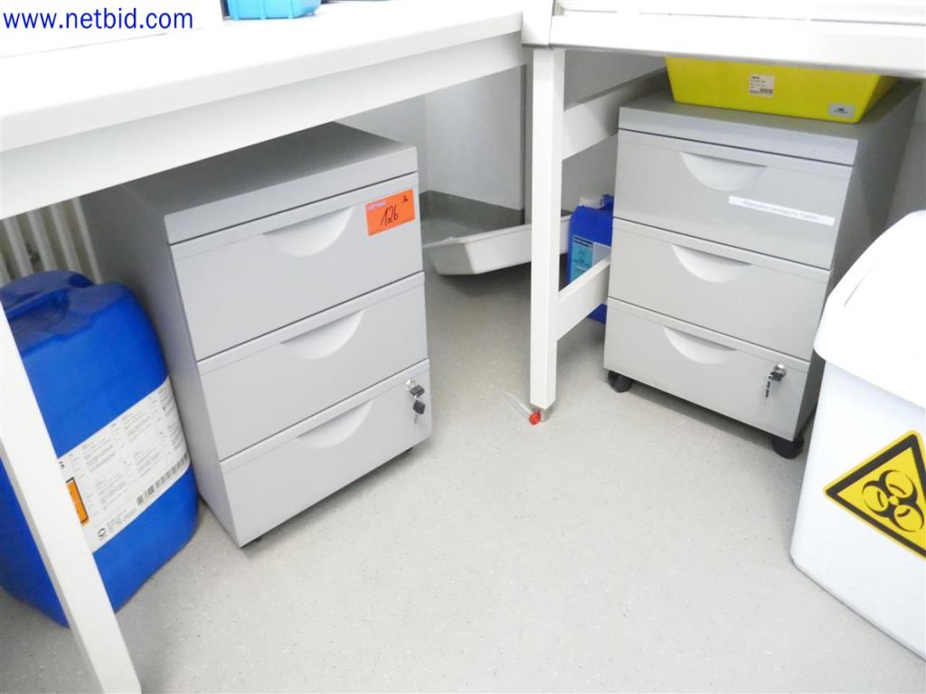 Dobře udržované a rozsáhlé laboratorní vybavení-1