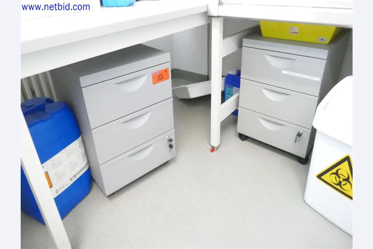 Dobře udržované a rozsáhlé laboratorní vybavení-1