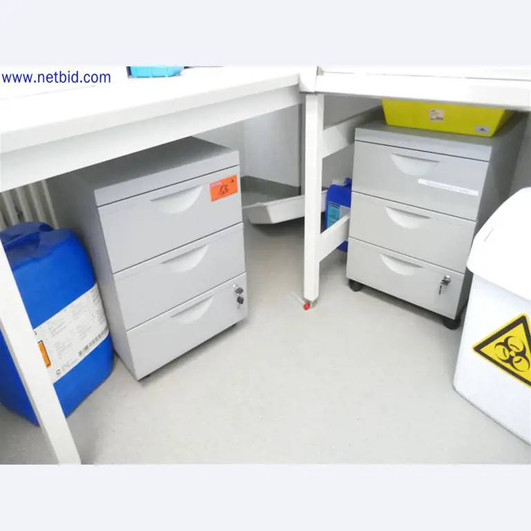 Dobře udržované a rozsáhlé laboratorní vybavení-1