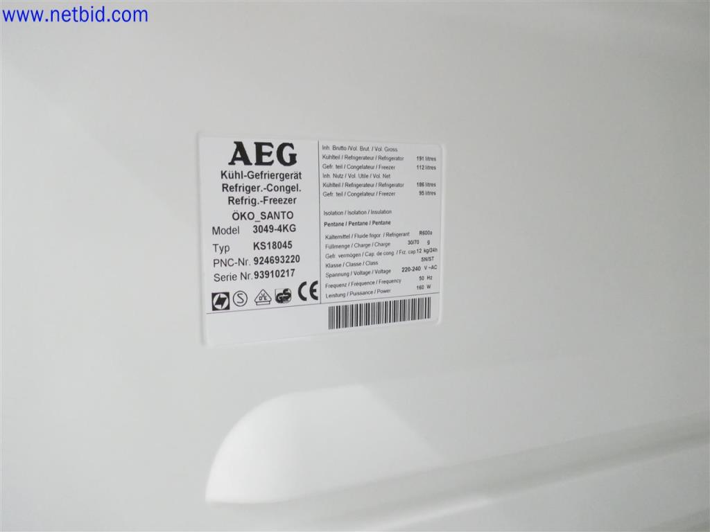 Equipos de laboratorio amplios y en buen estado-1