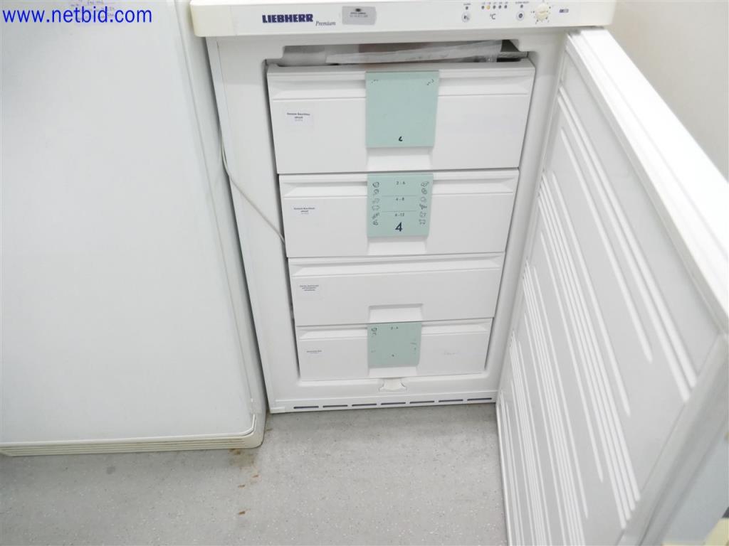 Equipos de laboratorio amplios y en buen estado-2