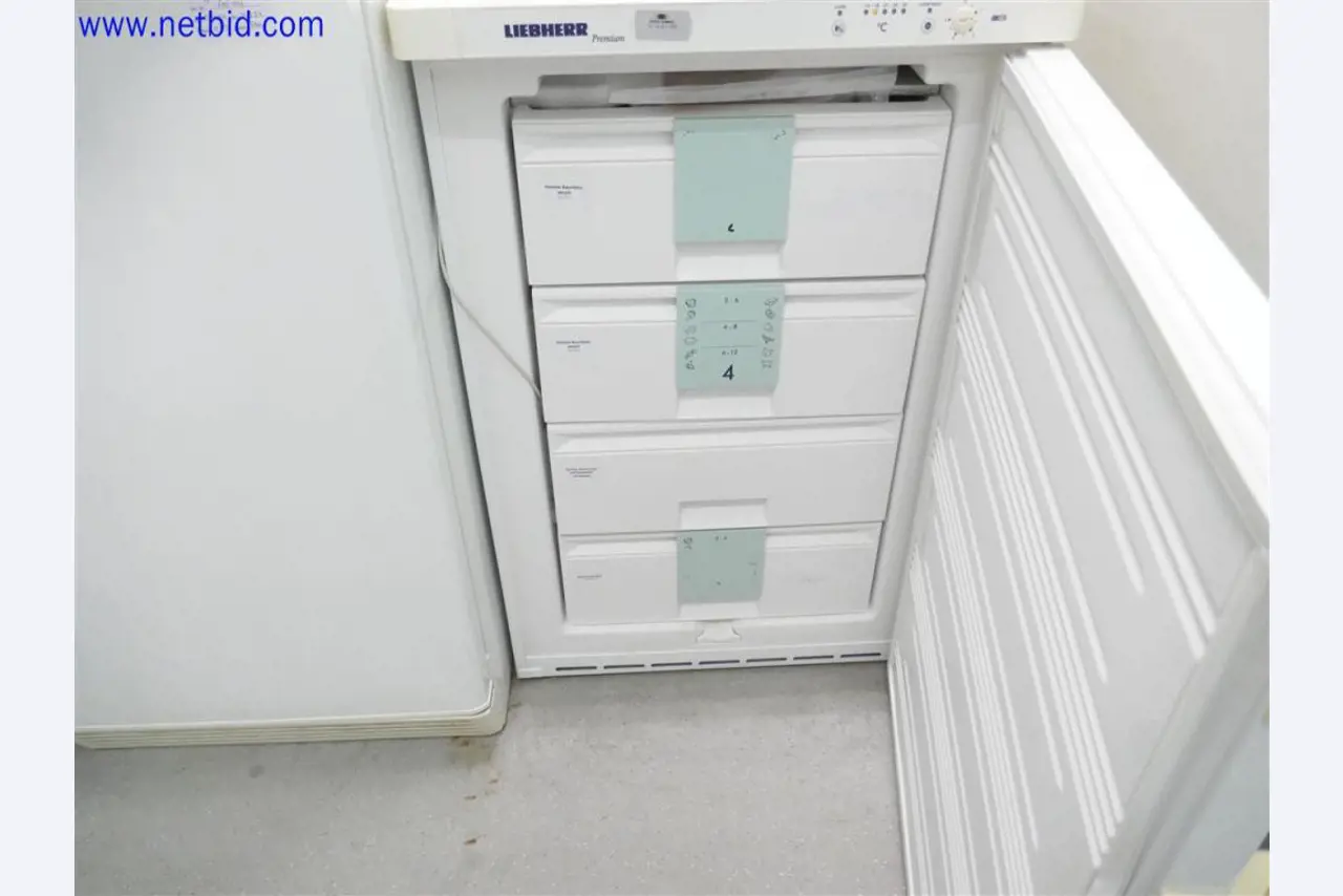 Equipos de laboratorio amplios y en buen estado-2