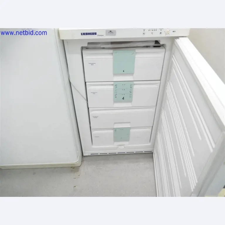 Equipos de laboratorio amplios y en buen estado-2