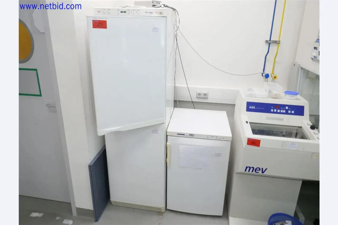 Equipos de laboratorio amplios y en buen estado-3