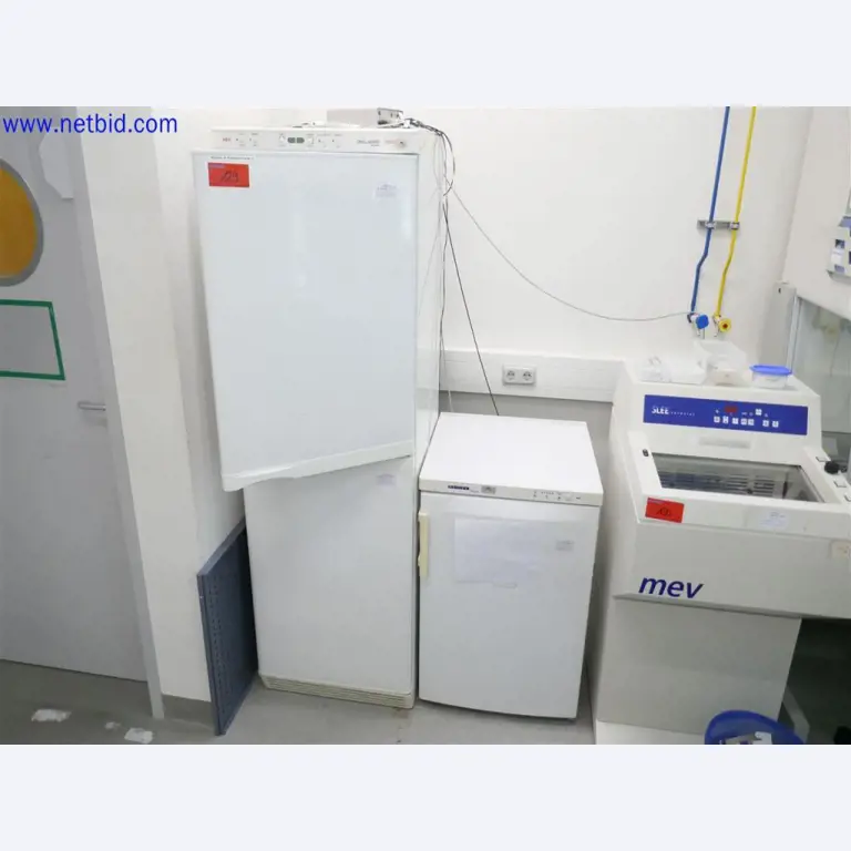 Equipos de laboratorio amplios y en buen estado-3