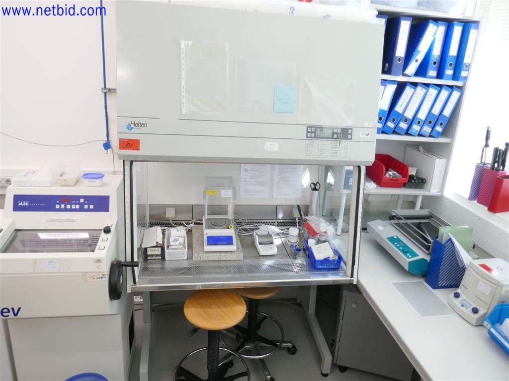 Equipos de laboratorio amplios y en buen estado-1