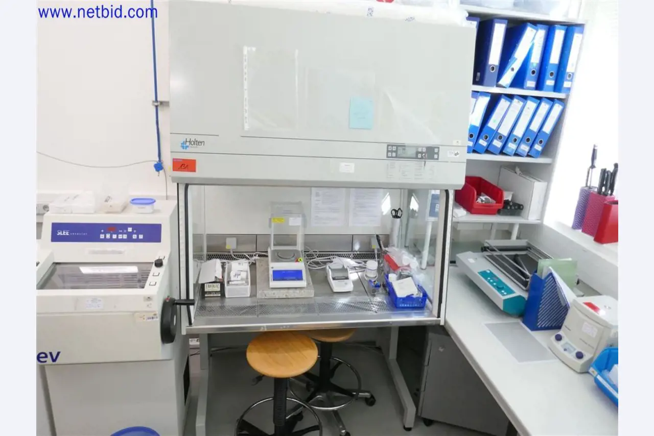 Equipos de laboratorio amplios y en buen estado-1