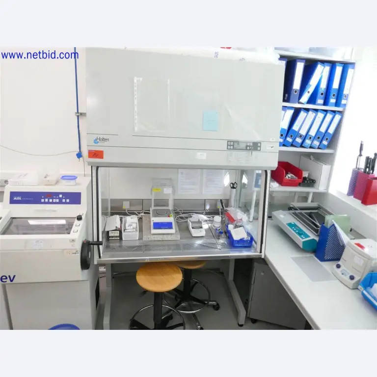 Equipos de laboratorio amplios y en buen estado-1