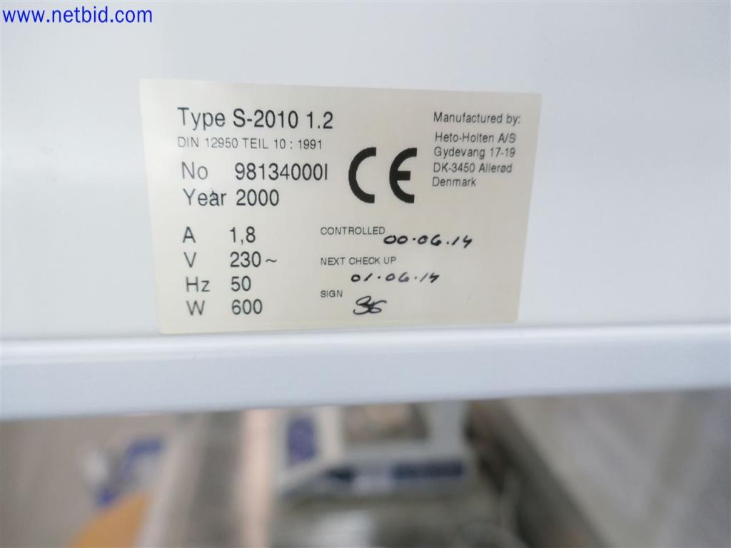 Equipos de laboratorio amplios y en buen estado-2