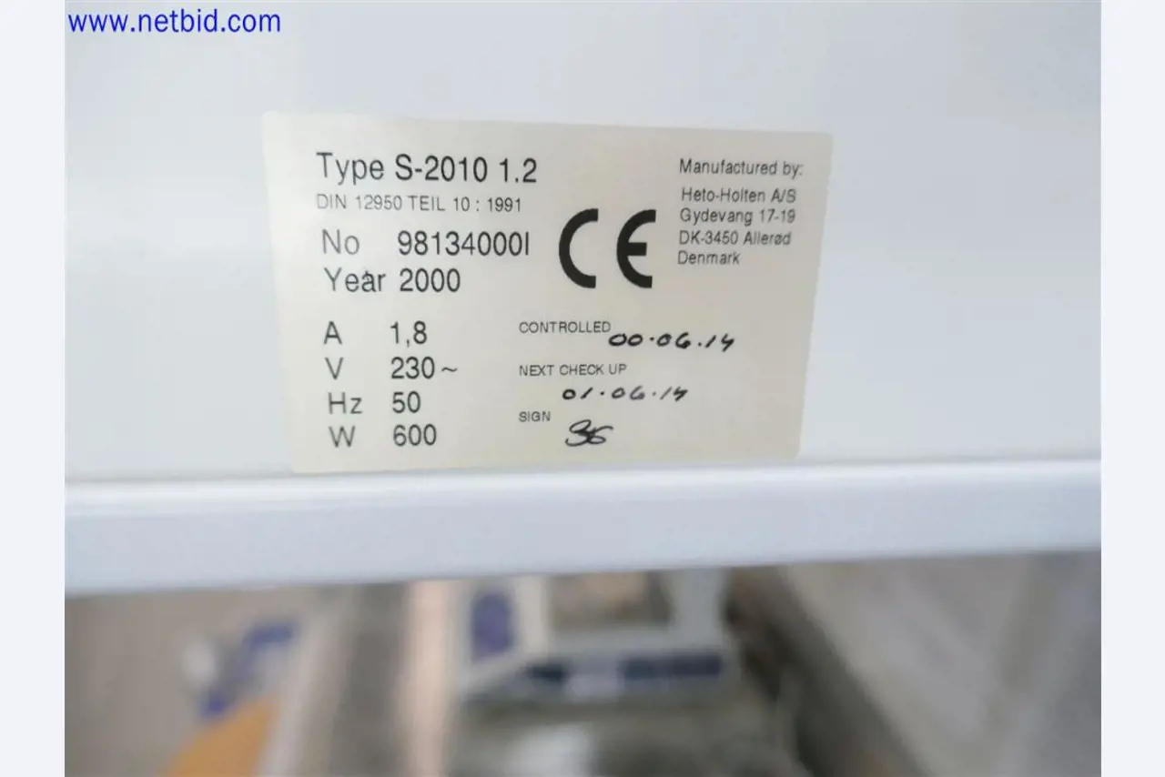 Equipos de laboratorio amplios y en buen estado-2