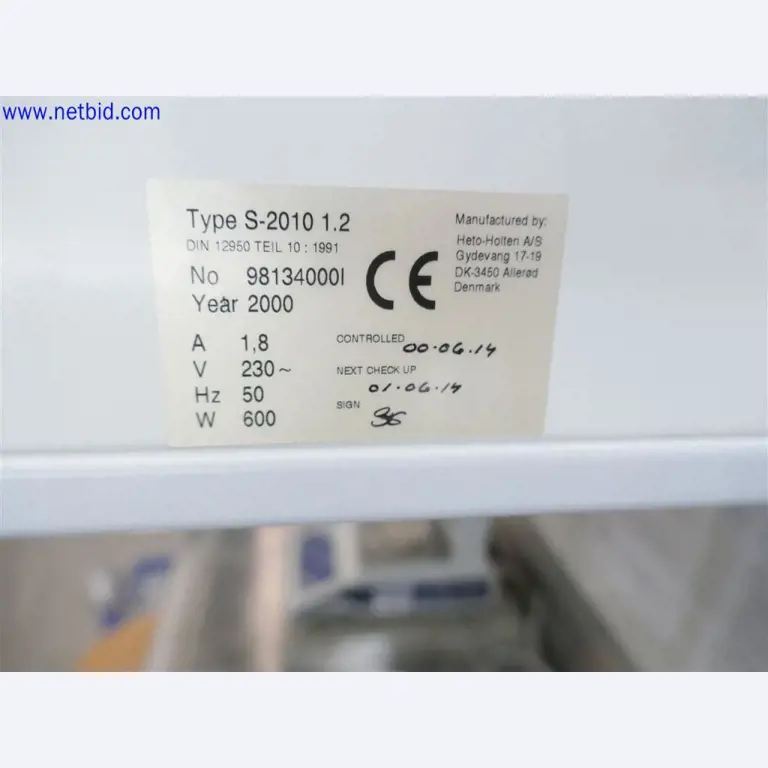 Equipos de laboratorio amplios y en buen estado-2