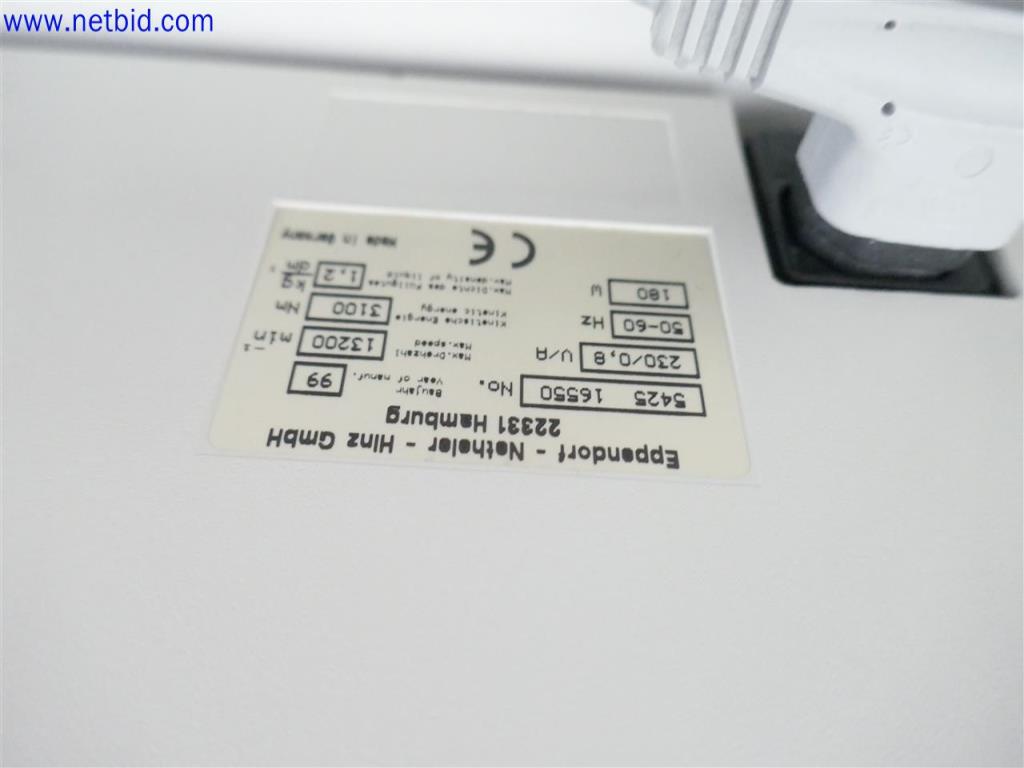 Dobře udržované a rozsáhlé laboratorní vybavení-2