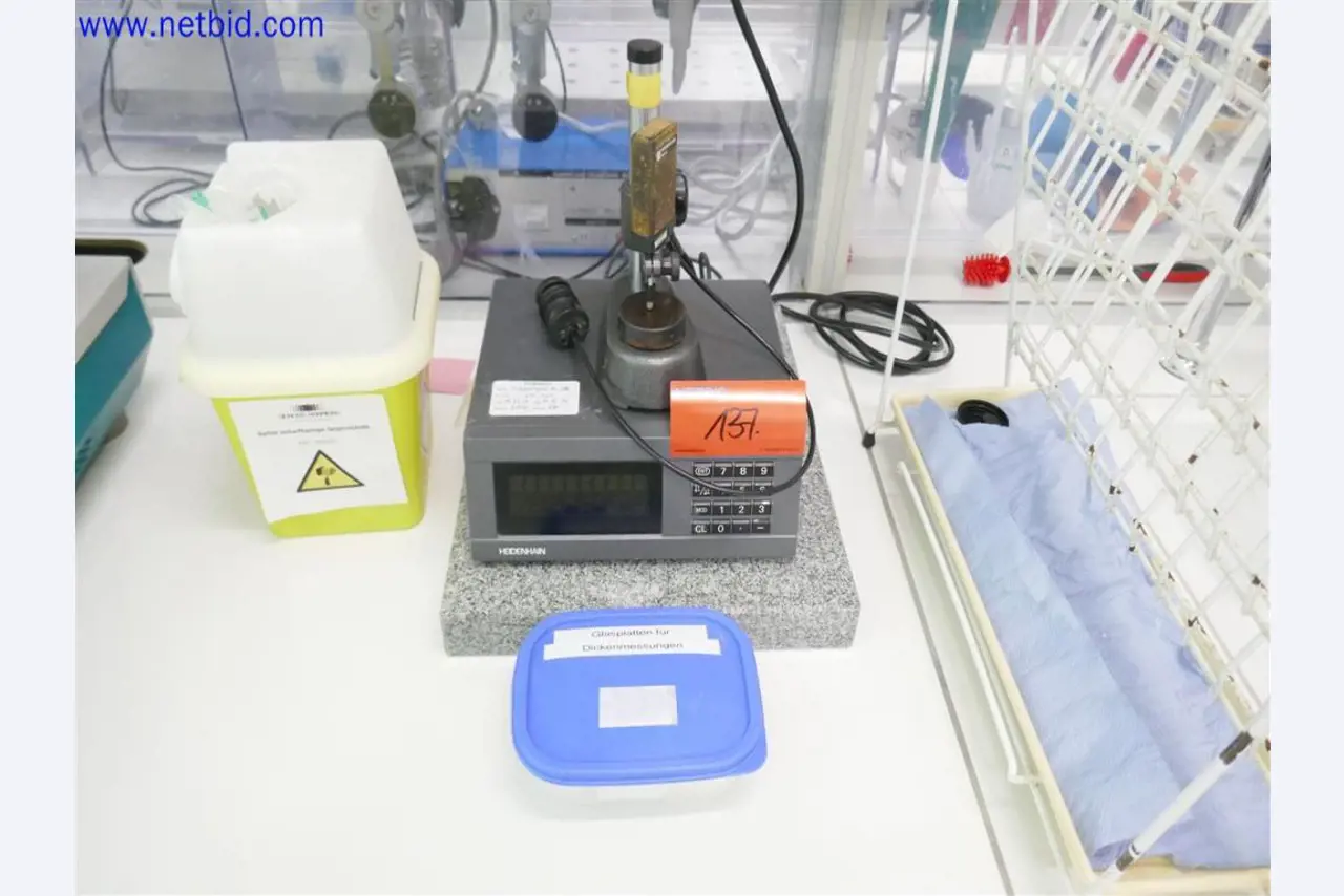 Equipos de laboratorio amplios y en buen estado-1