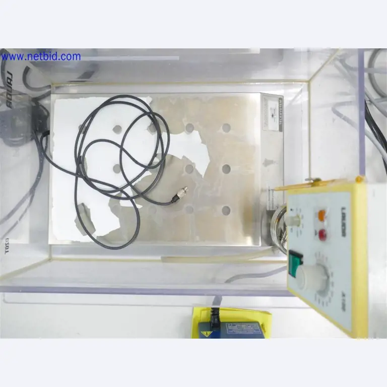 Gepflegte und umfangreiche Laborausstattung -11