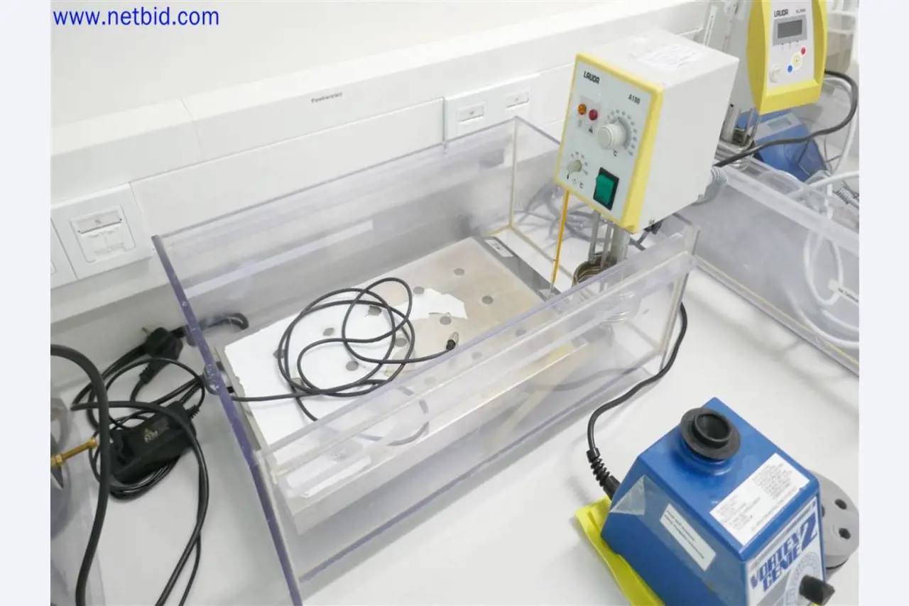 Gepflegte und umfangreiche Laborausstattung -12