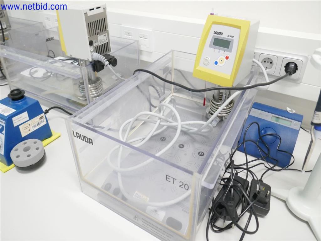 Gepflegte und umfangreiche Laborausstattung -13