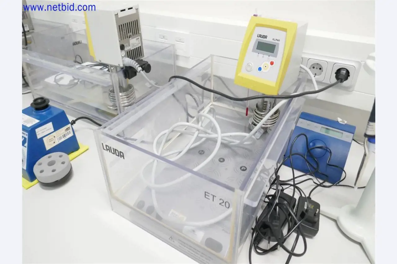 Gepflegte und umfangreiche Laborausstattung -13