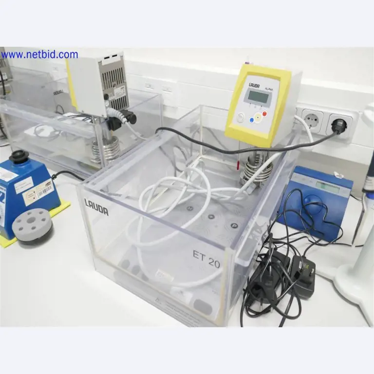 Gepflegte und umfangreiche Laborausstattung -13