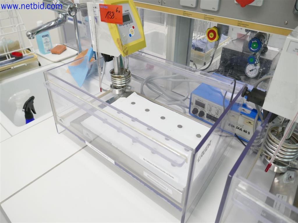 Gepflegte und umfangreiche Laborausstattung -1