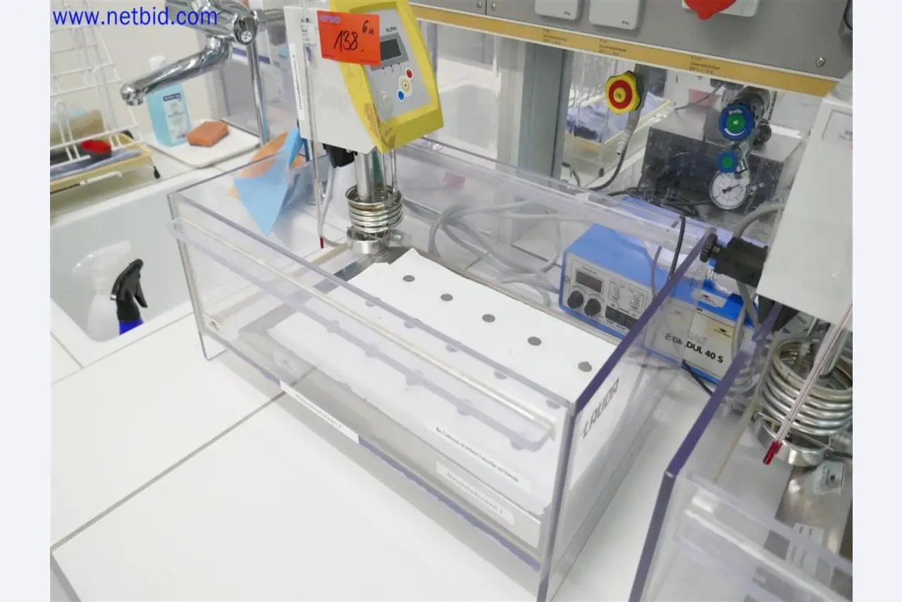 Gepflegte und umfangreiche Laborausstattung -1