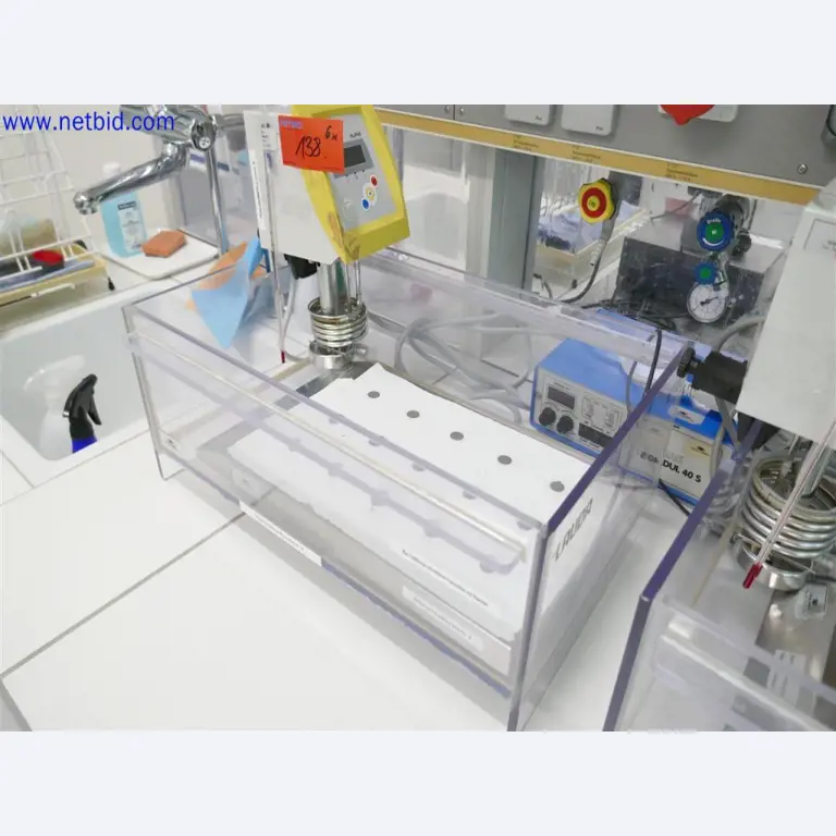 Gepflegte und umfangreiche Laborausstattung -1