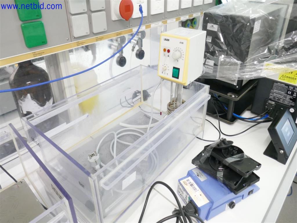 Gepflegte und umfangreiche Laborausstattung -3