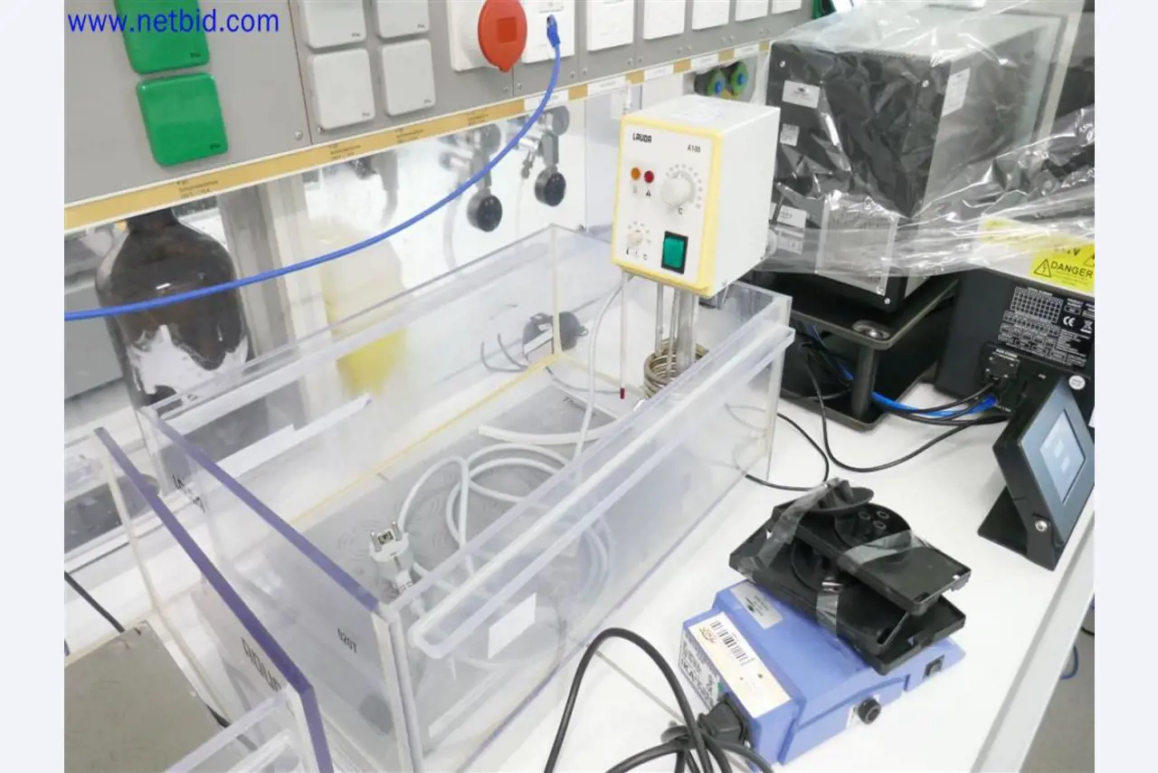 Gepflegte und umfangreiche Laborausstattung -3