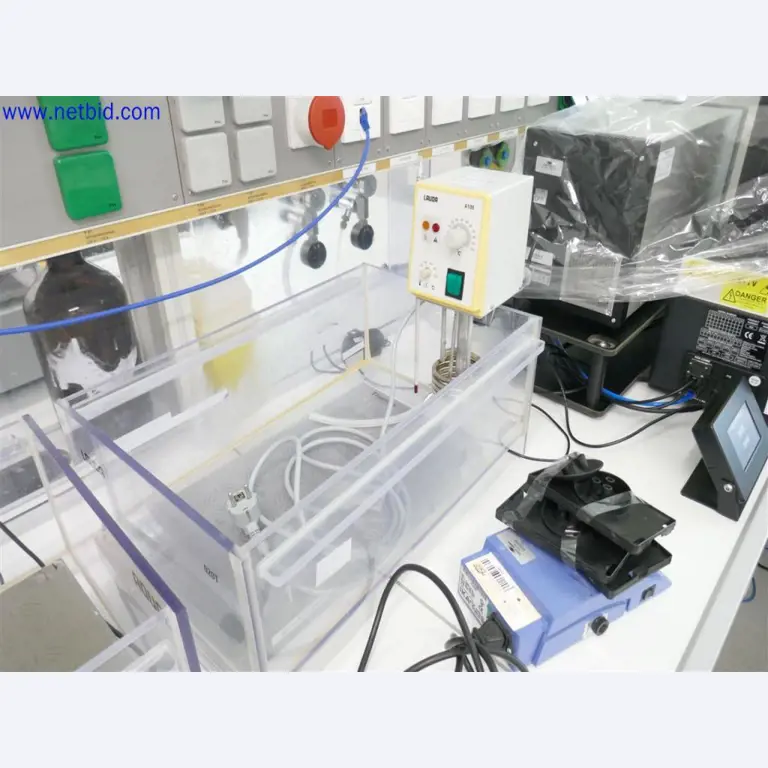 Gepflegte und umfangreiche Laborausstattung -3