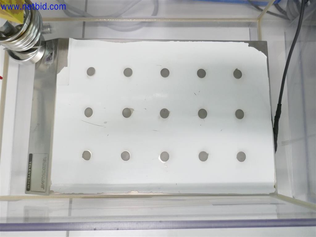 Gepflegte und umfangreiche Laborausstattung -6