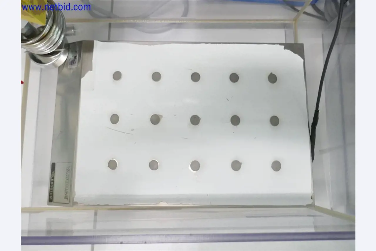 Gepflegte und umfangreiche Laborausstattung -6