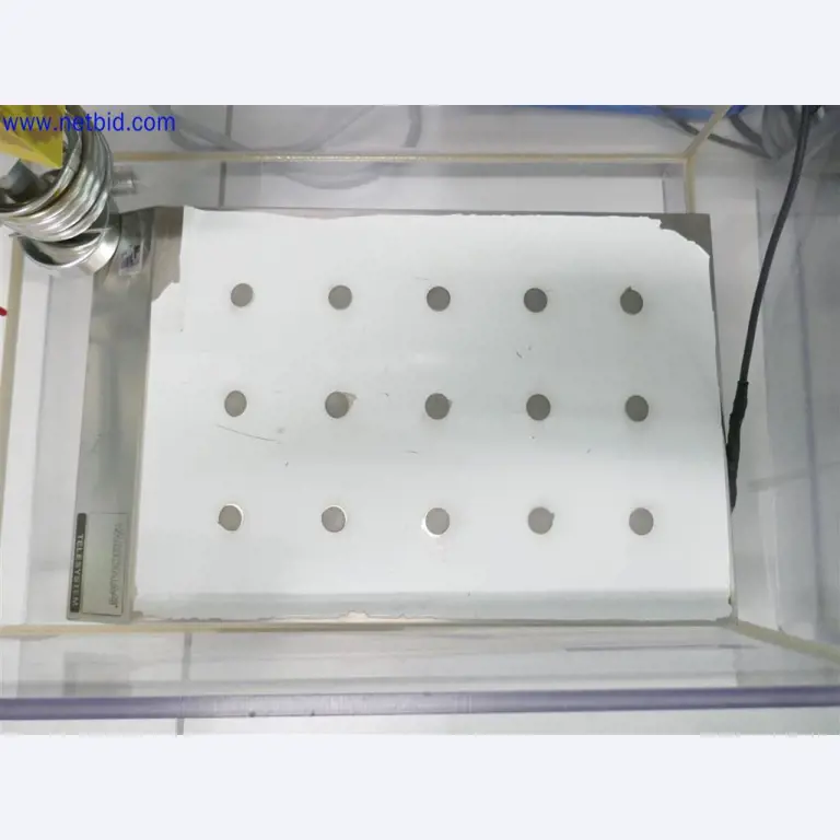 Gepflegte und umfangreiche Laborausstattung -6
