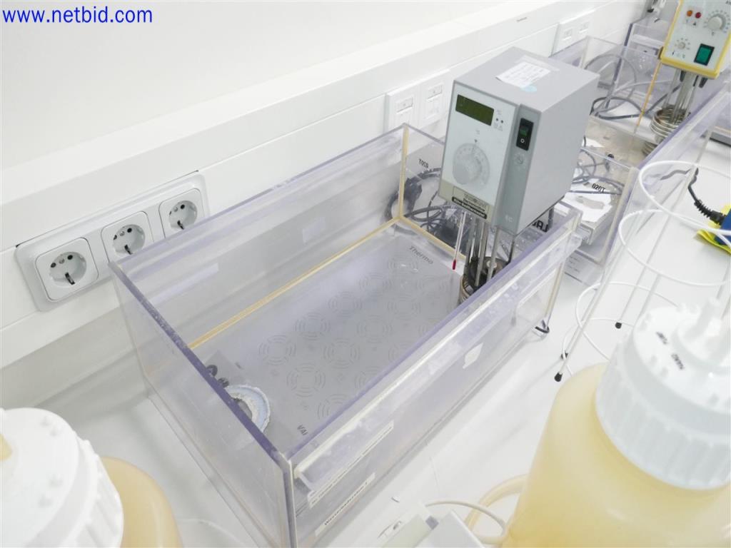 Gepflegte und umfangreiche Laborausstattung -7