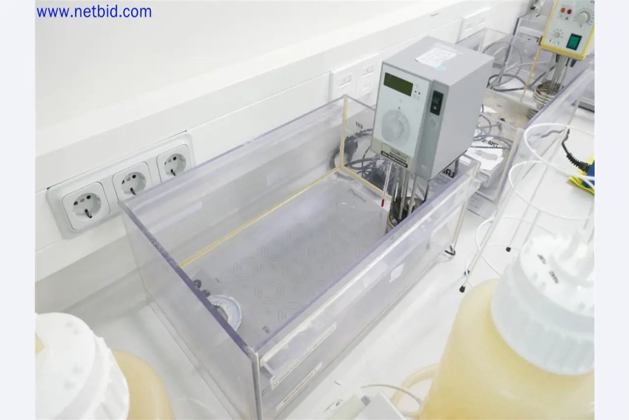 Gepflegte und umfangreiche Laborausstattung -7