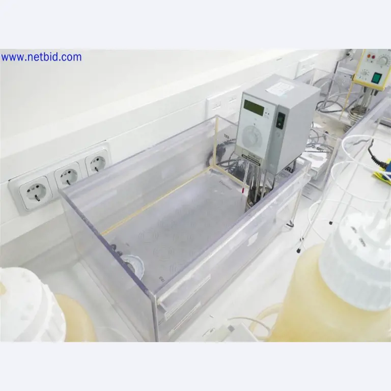 Gepflegte und umfangreiche Laborausstattung -7