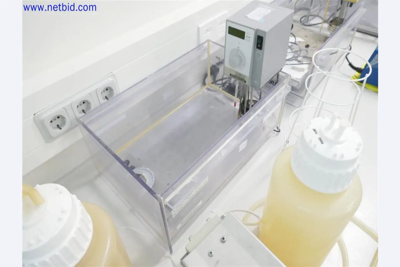 Gepflegte und umfangreiche Laborausstattung -9